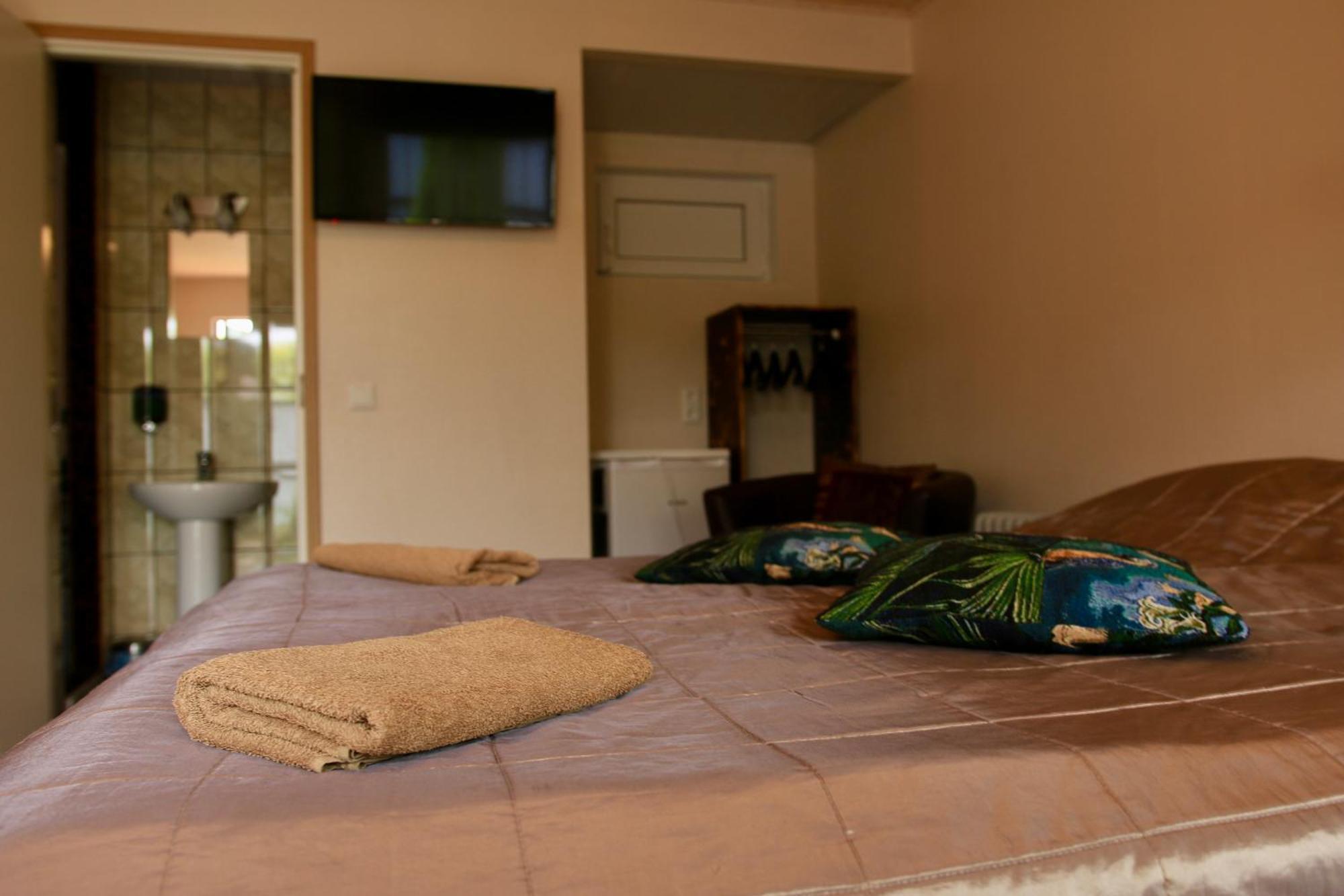 Guesthouse Maenniku ปาร์นู ภายนอก รูปภาพ